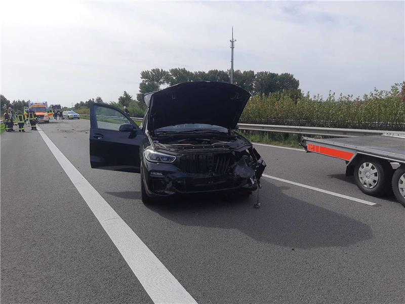 Reifen geplatzt: Schon wieder ein Unfall auf der A26 Der BMW schleuderte quer über die Fahrbahn der A26. Foto: Dehmlow/Feuerwehr Horneburg