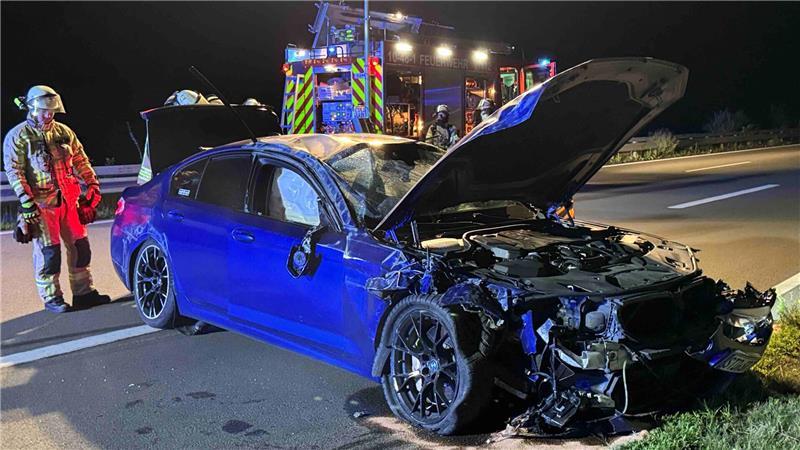Der BMW soll mit hoher Geschwindigkeit unterwegs gewesen sein, als vor ihm ein Opel mehrfach die Spur wechselte.
