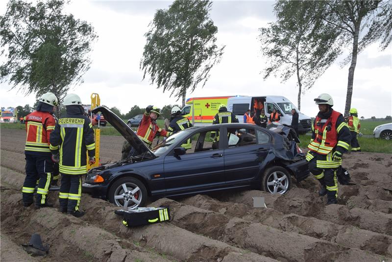 Der BMW überschlug sich und landete auf einem Acker. Foto: Feuerwehr Harsefeld