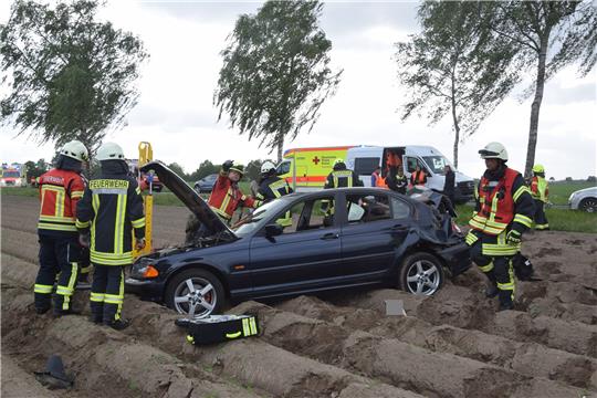Der BMW überschlug sich und landete auf einem Acker. Foto: Feuerwehr Harsefeld