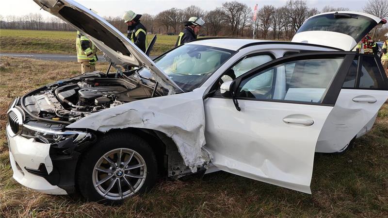 Autos kollidieren auf der B3 - Sieben Verletzte Der BMW war auf der B3 aus Richtung Buxtehude kommend unterwegs.