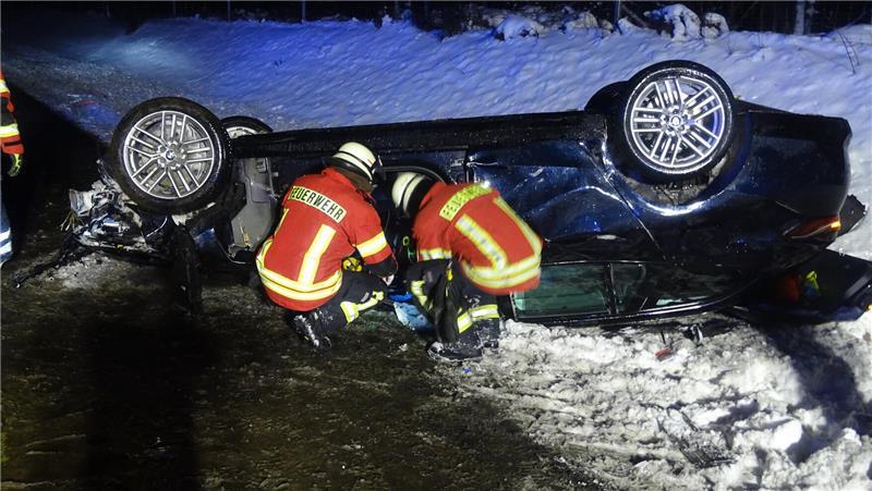 Der BMW wurde auf der A7 bei Egestorf umhergeschleudert und überschlug sich. Einsatzkräfte schalten die Hochvoltanlage des E-Fahrzeugs frei.