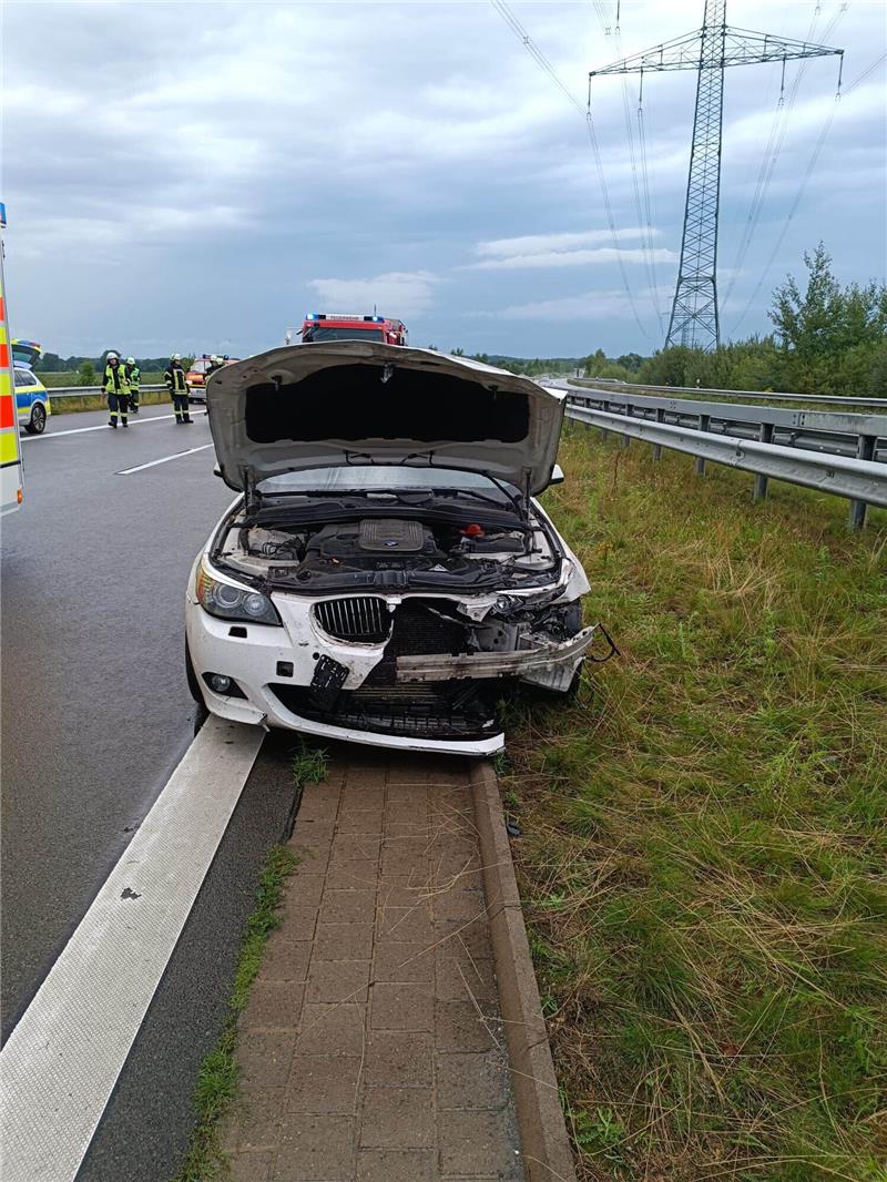 BMW rammt Leitplanke – A26 gesperrt Der BMW wurde bei dem Unfall erheblich beschädigt. Foto: Polizei