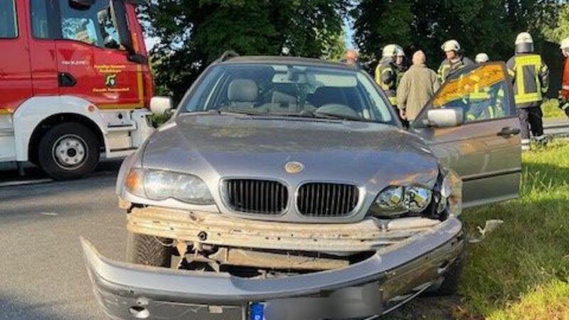 Der BMW wurde bei dem Zusammenstoß auf der L111 beschädigt.