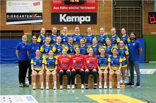 Der BSV II hat als Saisonziel den Klassenerhalt ausgerufen: Lea Liebetrau, Sophie Kuc, Aida Mittag, Larissa Kroepel, Luise Albert, Charlott Langkeit, Lena Magull, Neele Ahrndt (hinten von links), Physiotherapeut Enrico Lehmann, Torwart-Trai