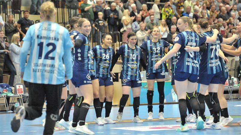 Der BSV feiert den Heimsieg gegen Halle-Neustadt.