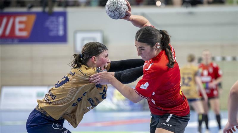 Bundesliga verbucht Besucherrekord - BSV lockt mehr Fans in neue Halle Der BSV, hier Anika Hampel (links), erwischte einen rabenschwarzen Tag in Halle.