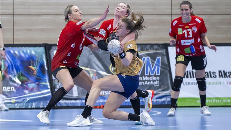 Der BSV, hier Isabelle Dölle, mühte sich an der Hallenser Deckung ab.