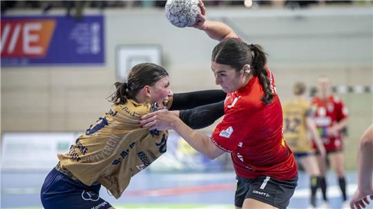 Der BSV spielte eine erste Halbzeit zum Vergessen, hier BSV-Spielmacherin Anika Hampel (links) im Duell mit Lynn Molenaar.