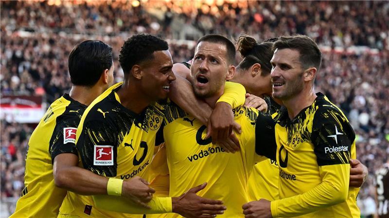 3:3-Spektakel: BVB gibt Sieg bei St. Pauli aus der Hand Der BVB bejubelt das 2:1 bei St. Pauli von Waldemar Anton.