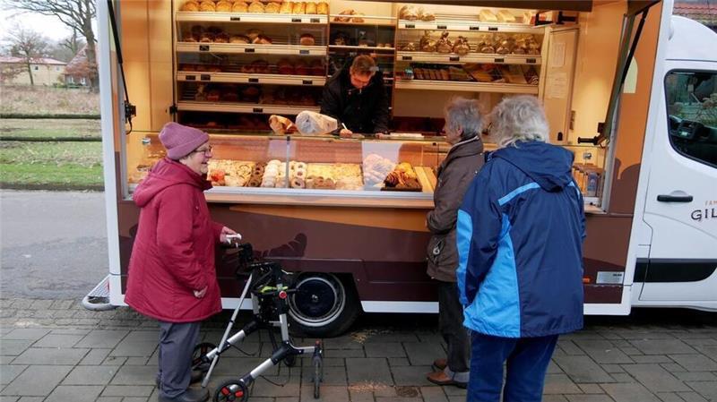 Der Bäckerwagen ist nicht nur für die Versorgung wichtig. Für viele ist er auch ein sozialer Treffpunkt, das Highlight des Tages, wie Fahrerin Gudrun Dittmer weiß.