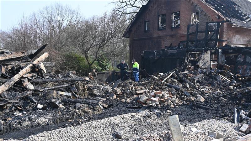 Der Bagger hat die Trümmer durcheinandergebracht.