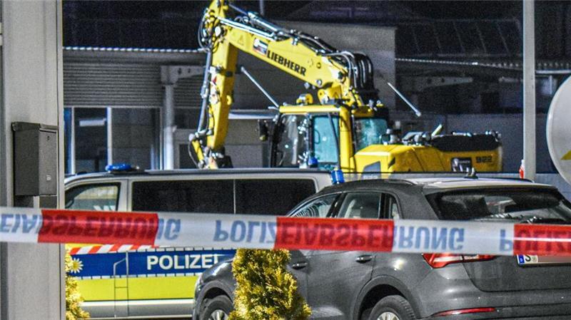 Der Bagger hat eine Schneise der Verwüstung hinterlassen.