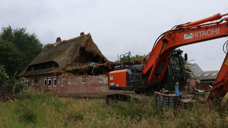 Alter Ponyhof wird abgerissen: Was hinter den Arbeiten steckt Der Bagger hat schon ordentlich "geknabbert": An der Stader Straße in Otterndorf wird der frühere Ponyhof abgerissen.