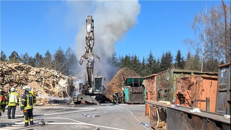 45 Feuerwehrleute im Einsatz: Bagger brennt auf Recyclinghof Der Bagger war in Brand geraten.