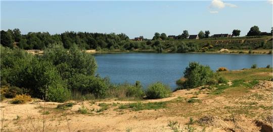 Der Baggersee in Nottensdorf mit Blick auf den Osthang, auf dem eine Wohnbebauung geplant ist. Foto: Feindt