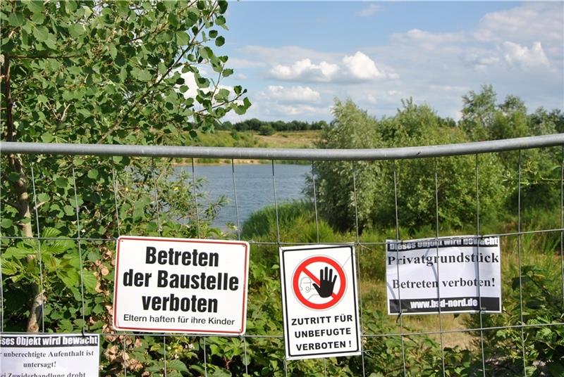 Der Baggersee ist kein Badesee : Mit Schildern wie „Betreten der Baustelle verboten“ versucht das Bauunternehmen Bunte ungebetene Gäste zu vertreiben. Foto: Lohmann