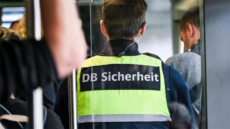 Der Bahn-Mitarbeiter stürzte aus dem Zug und erlitt lebensgefährliche Verletzungen. (Archivbild)