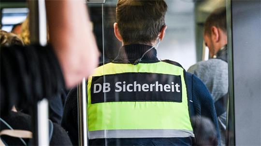 Der Bahn-Mitarbeiter stürzte aus dem Zug und erlitt lebensgefährliche Verletzungen. (Archivbild)