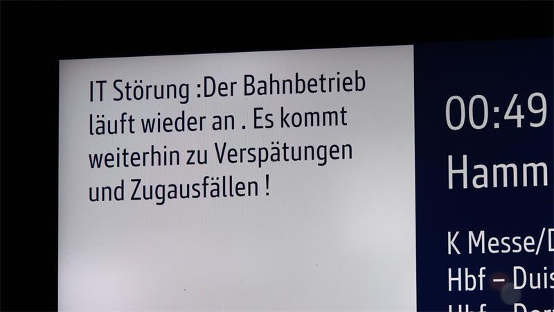 Nach Störung bei der Bahn - Probleme teils bis zum Morgen „Der Bahnbetrieb läuft wieder an“: Über diese Nachricht freuten sich Reisende in der Nacht.