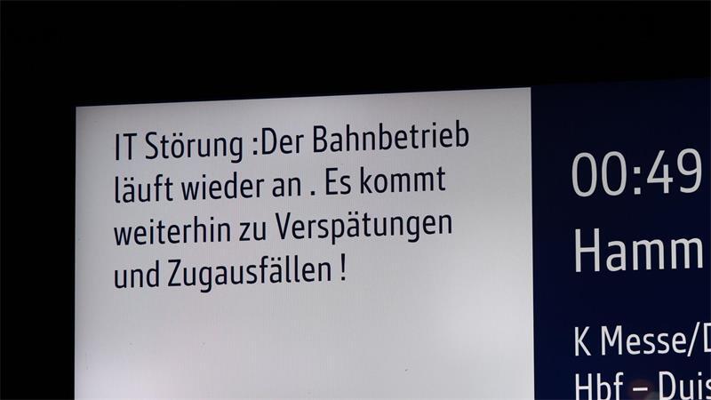„Der Bahnbetrieb läuft wieder an“: Über diese Nachricht freuten sich Reisende in der Nacht.