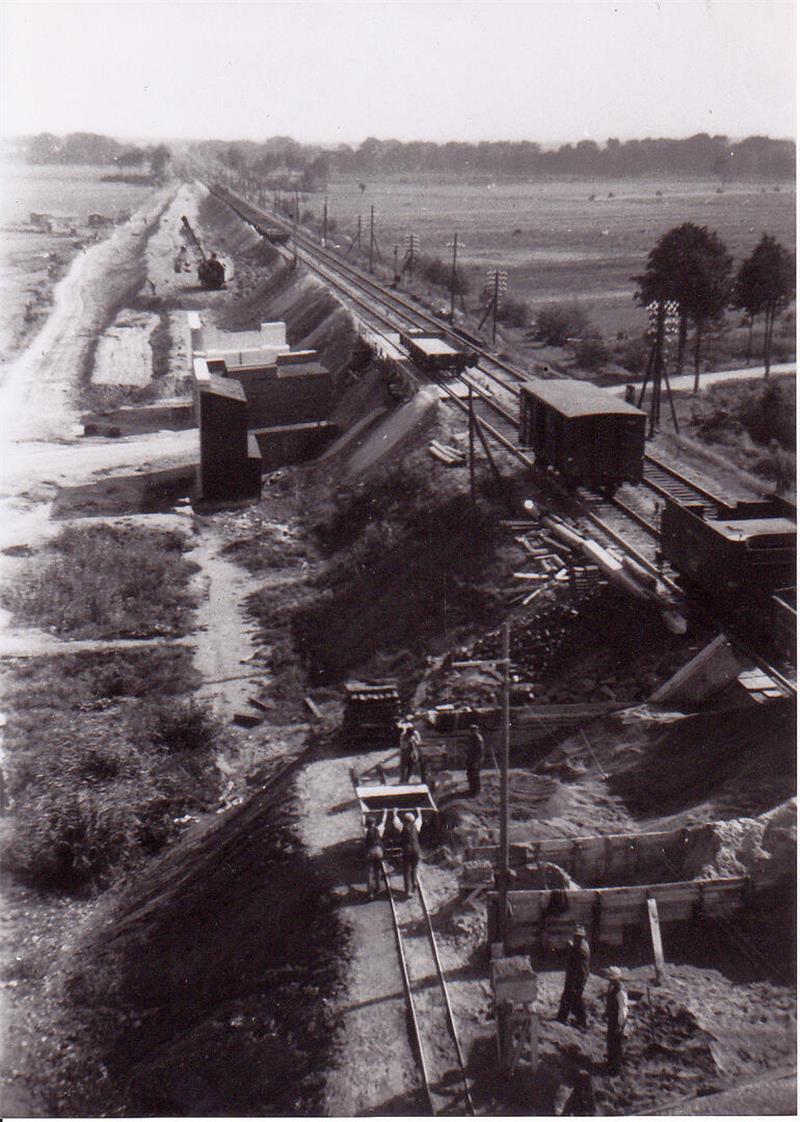 Von der Drehbrücke über die Oste zum Dauer-Provisorium seit 80 Jahren Der Bahndamm mit Blickrichtung Burweg im Jahr 1937. Der Damm musste für die neue Brücke verbreitert werden.