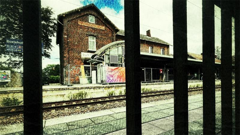 Der Bahnhof Buxtehude - der Rat hat sich jetzt für ein umstrittenes Projekt ausgesprochen.