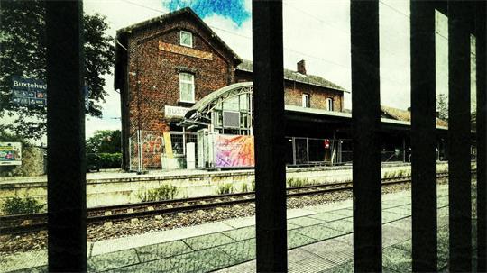 Der Bahnhof Buxtehude - der Rat hat sich jetzt für ein umstrittenes Projekt ausgesprochen.