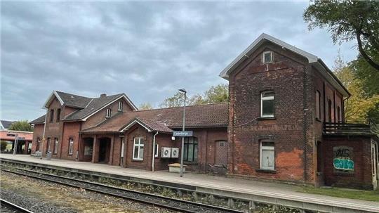 Der Bahnhof Cadenberge steht noch leer, bis auf den Teil, den die Bahn für ihre Stellwerker angemietet hat.