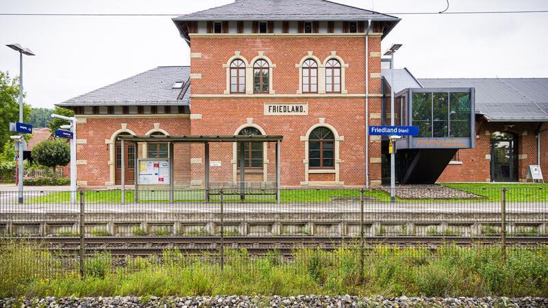 Mädchen vor Zug geschubst? Mann kommt in Psychiatrie Der Bahnhof Friedland im Landkreis Göttingen: Hier starb am 11. August eine 16-Jährige, die Ermittlungen dauern an.
