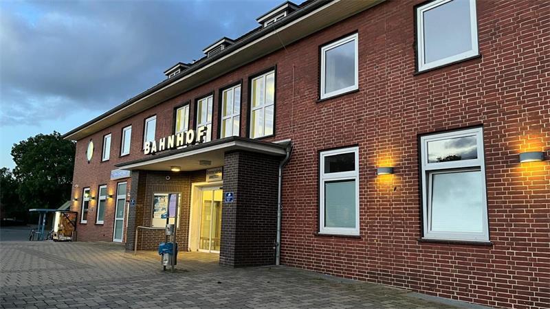 Bevor der erste Zug fährt: EVB-Lokführerin startet um 3 Uhr morgens Der Bahnhof in Bremervörde.