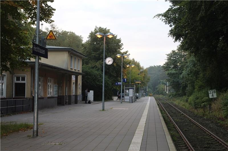 Der Bahnhof in Hechthausen : Wenn nicht gerade zeitnah ein Zug eintrifft, ist der Bahnsteig ziemlich leer. Fotos: Frank