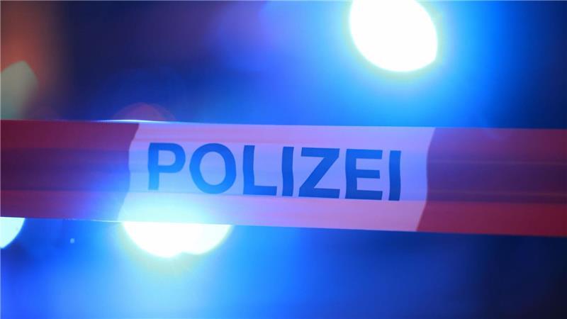 Hinweise auf Schusswaffen im Zug bewahrheiten sich nicht Der Bahnhof in Neumünster war komplett abgesperrt. (Symbolbild)