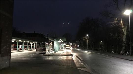 Der Bahnhof in Stade bei Nacht. Insbesondere Frauen empfinden ihn als Angstraum. Wie man die Situation verbessern kann, zeigt die Stadt Buchholz im Kreis Harburg.