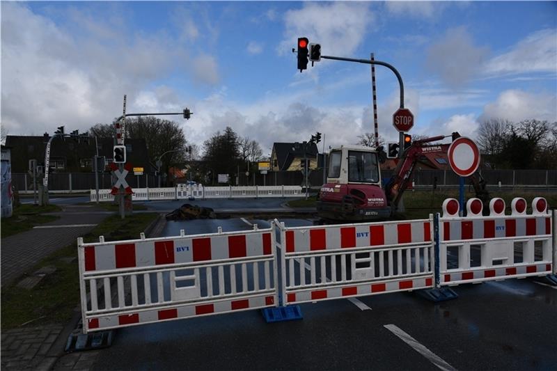 Der Bahnübergang an der Griemshorster Straße in Harsefeld ist für den Autoverkehr gesperrt. Foto: Beneke