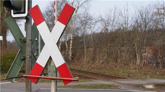 Der Bahnübergang an der L111 ist gesperrt (Symbolbild).
