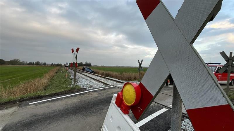 35-Jährige stirbt bei Zugunfall in Mulsum - Zwei kleine Mädchen schwer verletzt Der Bahnübergang in Mulsum ist nur mit einem Andreaskreuz gesichert. Schranken gibt es nicht.
