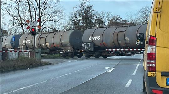 Der Bahnübergang in der Altländer Straße gehört zu den vier Übergängen, die es nach einer Verlegung des Industriegleises nicht mehr geben müsste.