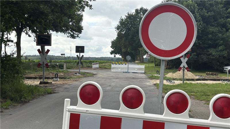 In den Ferien wird saniert: Vollsperrungen und Umwege auf der Geest Der Bahnübergang von Fredenbeck in Richtung Wedel ist gesperrt.