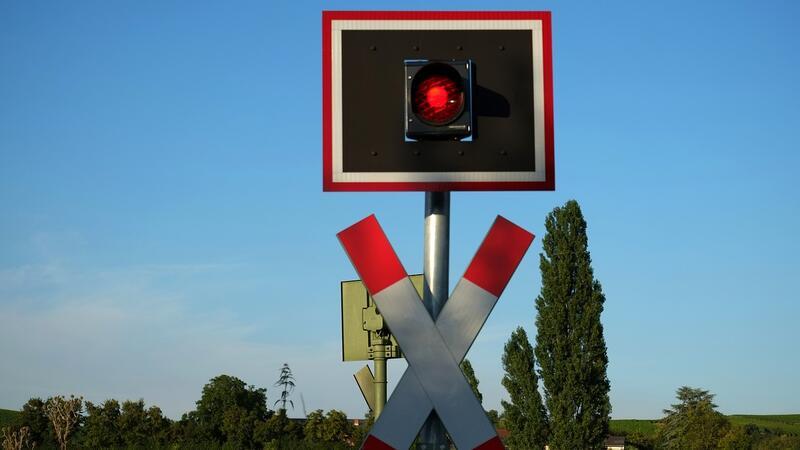 Der Bahnübergang wird zusätzlich durch Bahnübergangsposten gesichert. (Symbolbild)