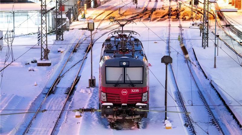 Der Bahnverkehr in Hamburg normalisiert sich nach dem Wintersturm.