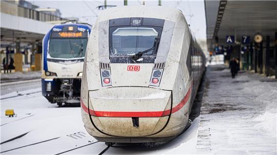 Der Bahnverkehr in Niedersachsen läuft nach dem Wetterchaos mit Einschränkungen wieder an. 