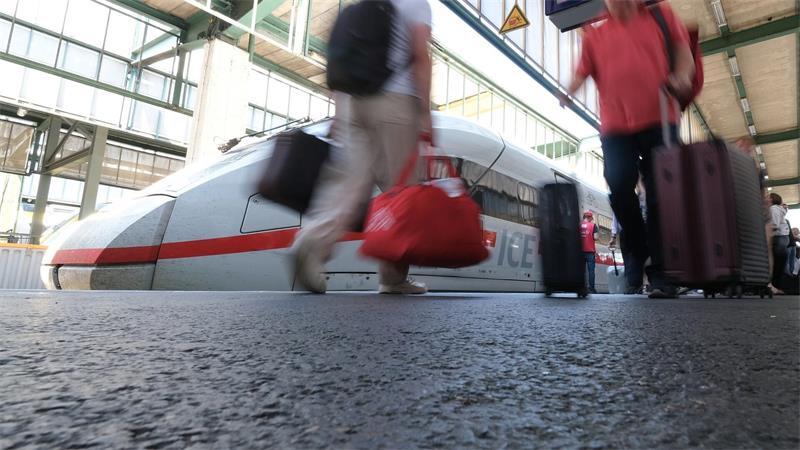 Der Bahnverkehr ist laut einem Bundespolizeisprecher eingestellt. (Symbolbild)