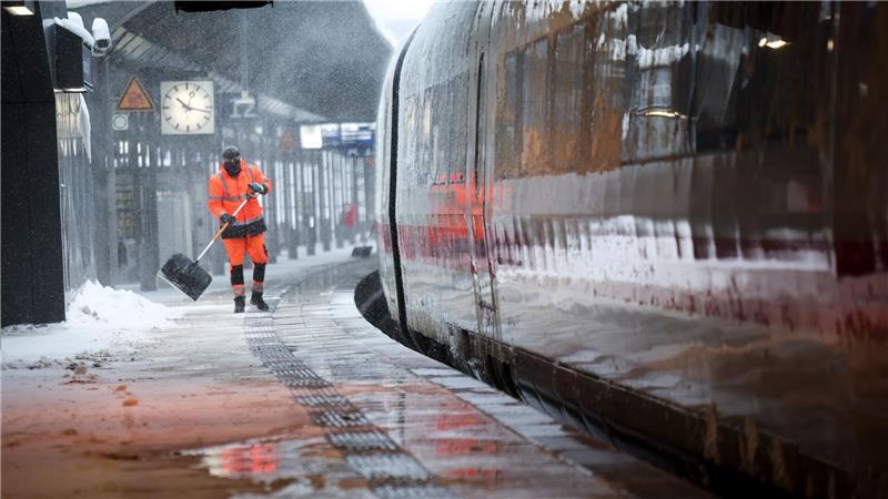 Der Bahnverkehr soll am Samstag wieder anrollen. 
