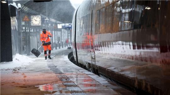 Der Bahnverkehr soll am Samstag wieder anrollen. 