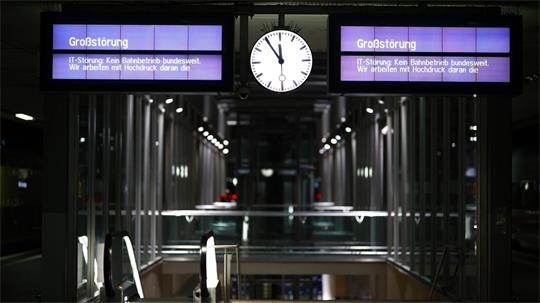 Der Bahnverkehr war wegen einer Funkstörung eingestellt. 