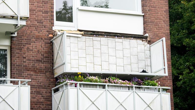 Der Balkon ist nicht komplett nach unten gestützt, sondern quasi um 90 Grad nach vorne abgeklappt.