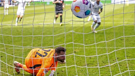 Der Ball landet im Tor von Osnabrücks Torwart Philipp Kühn zum 1:0 für Magdeburg.
