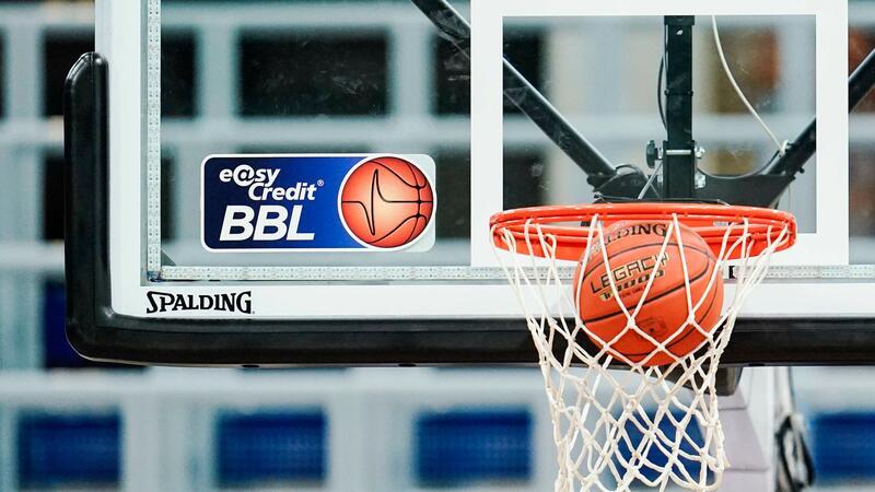 Oldenburgs Basketballer halten Publikumsliebling Konontsuk Der Ball landet während eines Freiwurfs im Netz.