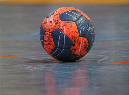 Der Ball liegt auf dem Feld.